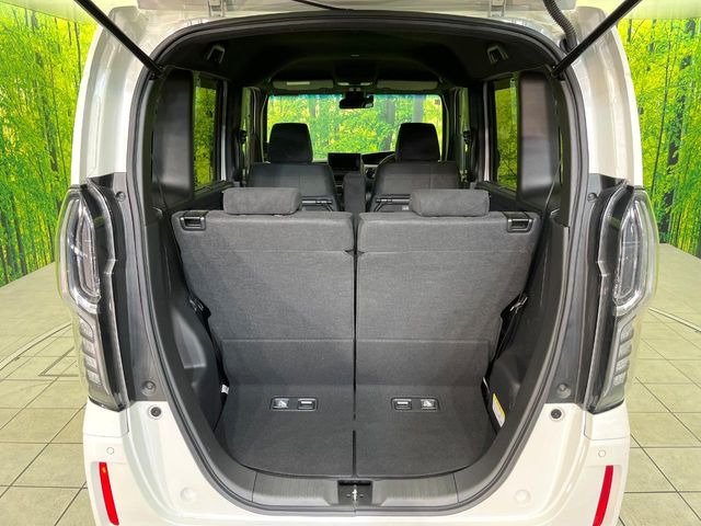 ���i�̂���������ʋ΁A���}���ɏ\���ȉ׎��X�y�[�X���m�ۂ��Ă���܂��B�Z�J���h�V�[�g��|���ƁA�傫�ȉו��̐ύڂ��\�ł���