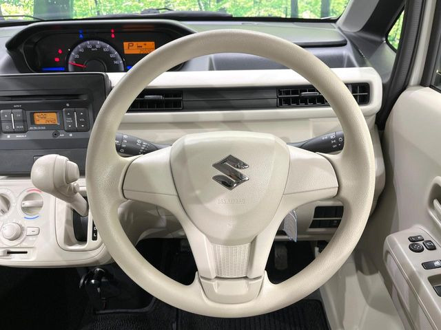 �C���e���A�ɍ��킹���f�U�C���̃X�e�A�����O�́A�^�]�������̂��Ƃ��l���A�^�]���₷���`��A�傫���ł��B�����x�A���ۂɐG���Ă��m���߂��������B