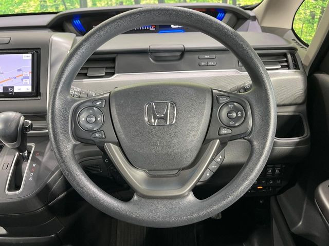 �C���e���A�ɍ��킹���f�U�C���̃X�e�A�����O�́A�^�]�������̂��Ƃ��l���A�^�]���₷���`��A�傫���ł��B�����x�A���ۂɐG���Ă��m���߂��������B