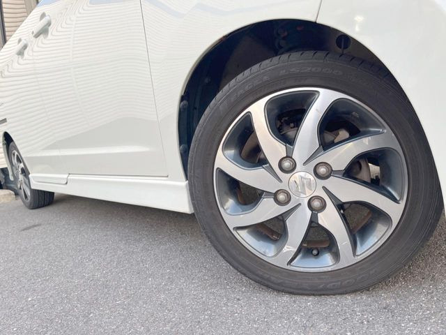 �y����14�C���`�A���~�z�C�[���z�O�ςɃ}�b�`���������A���~�z�C�[���𑕒����Ă���܂��B�e��ЊO�A���~�z�C�[����A�X�^�b�h���X�^�C�����戵�����Ă���܂��B���񂲑��k����������