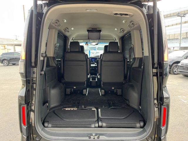 ���i�̂���������ʋ΁A���}���ɏ\���ȉ׎��X�y�[�X���m�ۂ��Ă���܂��B�Z�J���h�V�[�g��|���ƁA�傫�ȉו��̐ύڂ��\�ł���