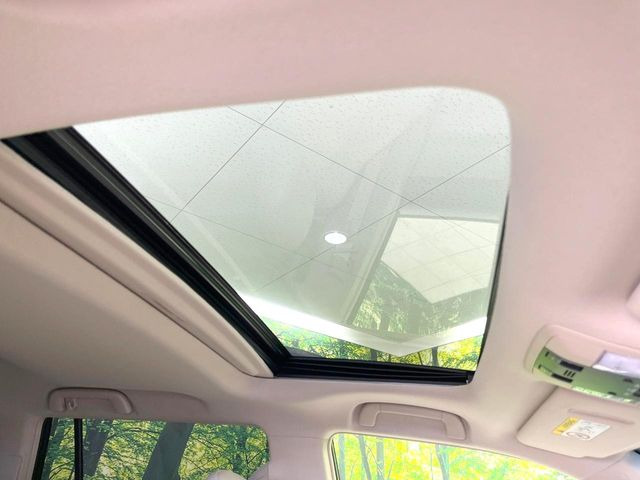 【サンルーフ】開放感たっぷりの希少装備、サンルーフが装着されています!車内に明かりを取り入れたり景色を楽しむ以外にも、車内の空気も簡単に換気できて快適です!