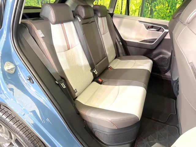 後部座席も気になるようなキズ・汚れやへたり等、大きなダメージはなく、良好な状態です。