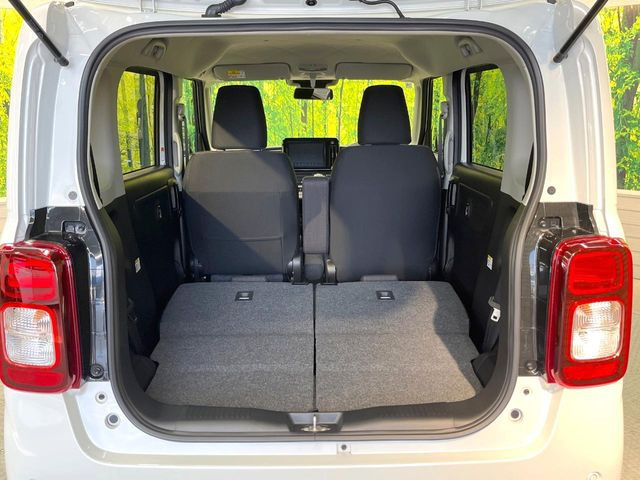 後席を格納すると、これだけの広さが!シーンに合わせたシートアレンジで、大きな荷物も積むことが出来ます♪
