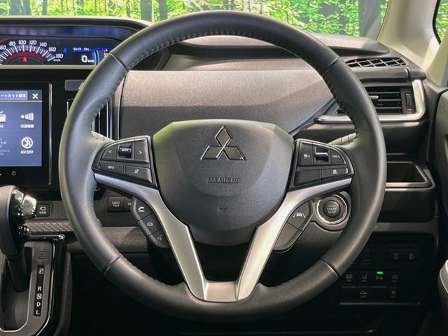 �C���e���A�ɍ��킹���f�U�C���̃X�e�A�����O�́A�^�]�������̂��Ƃ��l���A�^�]���₷���`��A�傫���ł��B�����x�A���ۂɐG���Ă��m���߂��������B