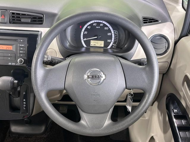 �C���e���A�ɍ��킹���f�U�C���̃X�e�A�����O�́A�^�]�������̂��Ƃ��l���A�^�]���₷���`��A�傫���ł��B�����x�A���ۂɐG���Ă��m���߂��������B