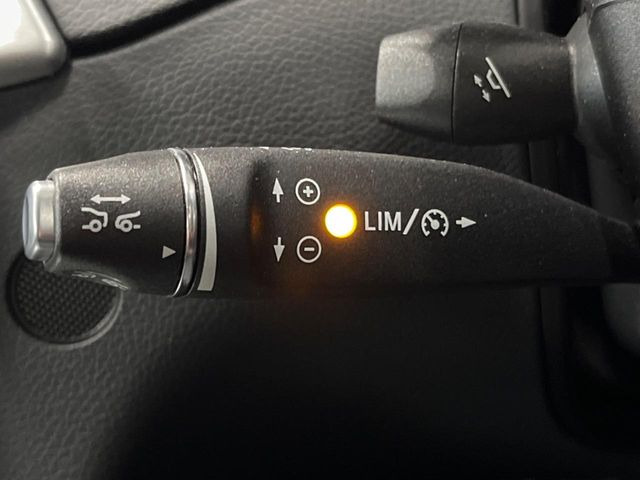 ●ディストロニックプラス:都市、郊外、高速道路などの走行時に、ステレオマルチパーパスカメラとレーダーセンサーにより、前走車を認識して速度に応じた車間距離を維持する次世代のクルコン!