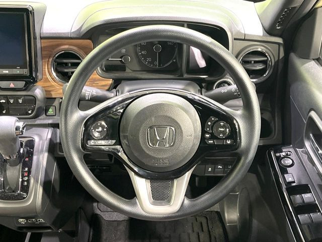 �C���e���A�ɍ��킹���f�U�C���̃X�e�A�����O�́A�^�]�������̂��Ƃ��l���A�^�]���₷���`��A�傫���ł��B�����x�A���ۂɐG���Ă��m���߂��������B