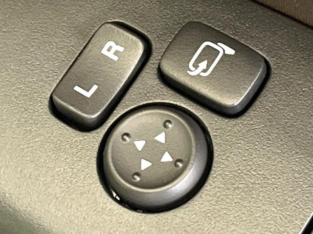 【電動格納ミラー】サイドミラーは電動格納式となっており、狭い駐車場でもキズがつくリスクを抑えられます。
