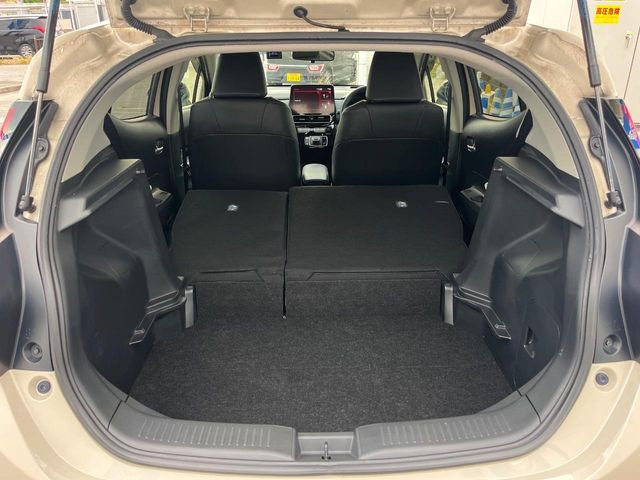 ���i�̂���������ʋ΁A���}���ɏ\���ȉ׎��X�y�[�X���m�ۂ��Ă���܂��B�Z�J���h�V�[�g��|���ƁA�傫�ȉו��̐ύڂ��\�ł���