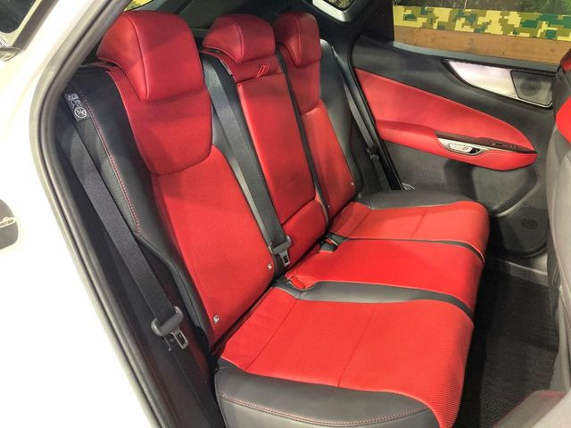 後部座席も気になるようなキズ・汚れやへたり等、大きなダメージはなく、良好な状態です。