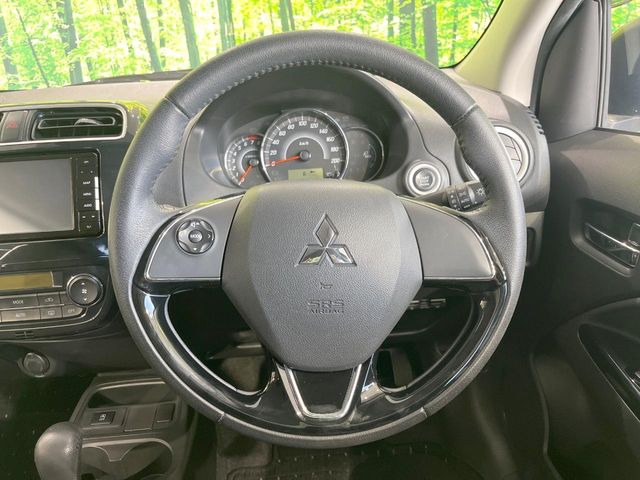 �C���e���A�ɍ��킹���f�U�C���̃X�e�A�����O�́A�^�]�������̂��Ƃ��l���A�^�]���₷���`��A�傫���ł��B�����x�A���ۂɐG���Ă��m���߂��������B