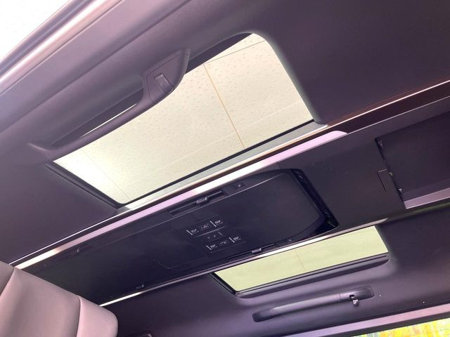 【左右独立ムーンルーフ】2列目左右席にそれぞれ配置されたガラスルーフ!日差しに合わせて片側だけシェードを閉めることも可能です!