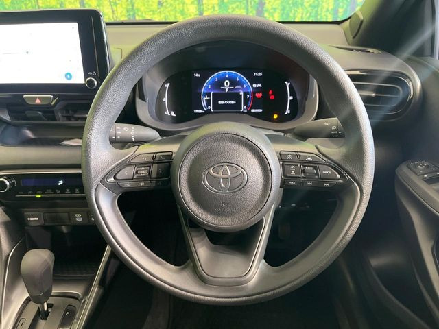 �C���e���A�ɍ��킹���f�U�C���̃X�e�A�����O�́A�^�]�������̂��Ƃ��l���A�^�]���₷���`��A�傫���ł��B�����x�A���ۂɐG���Ă��m���߂��������B