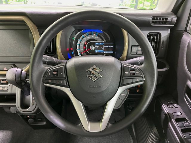 �C���e���A�ɍ��킹���f�U�C���̃X�e�A�����O�́A�^�]�������̂��Ƃ��l���A�^�]���₷���`��A�傫���ł��B�����x�A���ۂɐG���Ă��m���߂��������B