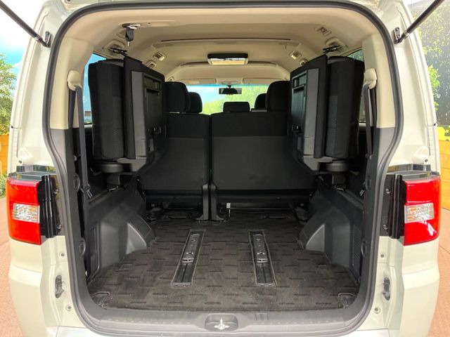 ���i�̂���������ʋ΁A���}���ɏ\���ȉ׎��X�y�[�X���m�ۂ��Ă���܂��B�Z�J���h�V�[�g��|���ƁA�傫�ȉו��̐ύڂ��\�ł���