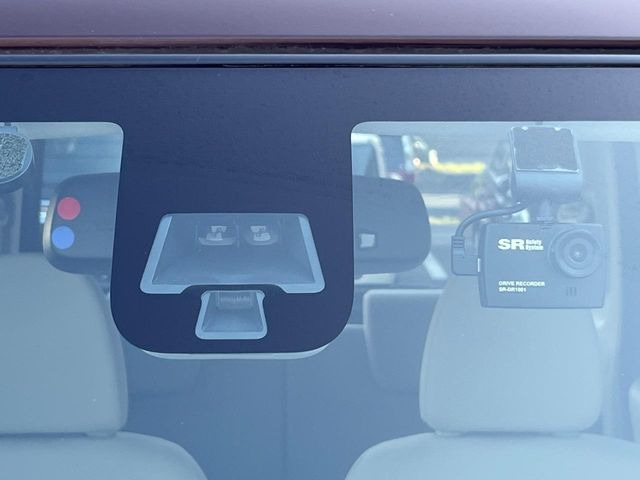 �y�G�}�[�W�F���V�[�u���[�L�z���s���ɑO���̎ԗ�����F�����A�Փ˂������Ȏ��͌x��ƃu���[�L�ŏՓˉ���Ɣ�Q�y�����A�V�X�g�B�����S�Ƀh���C�u�����y���݂��������܂��B