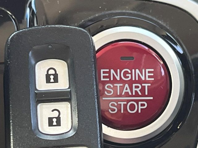 �yHonda�X�}�[�g�L�[�z�J�o����|�P�b�g�ɓ��ꂽ�܂܂ł��h�A�̎{���E�������\�ȃX�}�[�g�L�[�𑕔��B�G���W���̃I���E�I�t�����J�M�����o���K�v����������Ƃ��Ă��֗��ł���
