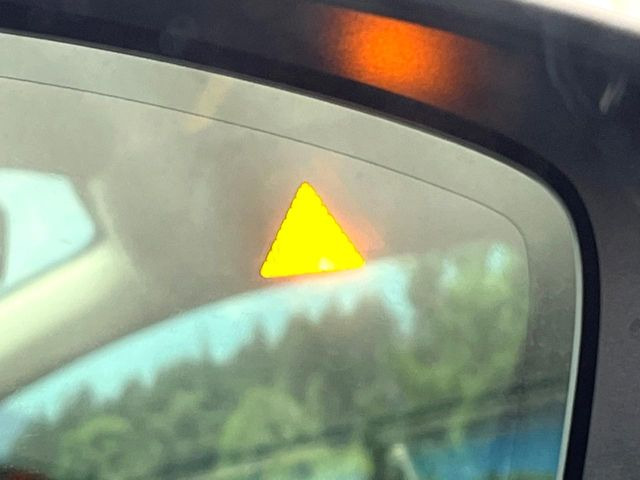 【ブラインドスポットモニタリング】走行中、ドアミラーの死角になりやすい箇所に後続車が接近するとサイドミラー付近に警告を表示、ドライバーに注意喚起をしてくれます。