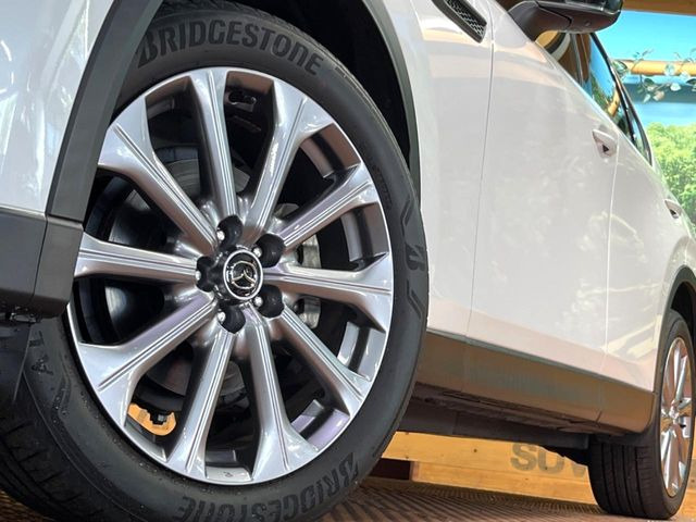 【純正20インチアルミホイール】外観にマッチした純正アルミホイールを装着しております。各種社外アルミホイールや、スタッドレスタイヤも取扱いしております。是非ご相談ください♪