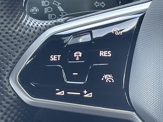 ●レーダークルーズコントロール:前の車との車間距離を一定にとりつつ、一定速度で自動走行してくれる次世代のクルーズコントロール!主に高速道路や自動車専用道路で使用する便利な機能です!