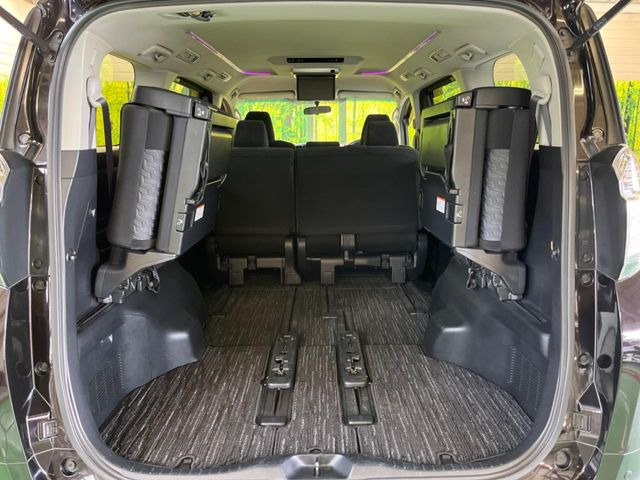 ���i�̂���������ʋ΁A���}���ɏ\���ȉ׎��X�y�[�X���m�ۂ��Ă���܂��B�Z�J���h�V�[�g��|���ƁA�傫�ȉו��̐ύڂ��\�ł���