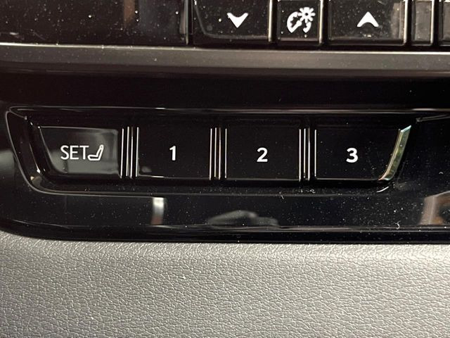 【メモリー機能付きパワーシート】ドライバーごとに設定したシート位置を記憶して、ボタン一つで切り替えできる便利な機能!運転する方が複数名いらっしゃるご家庭におすすめです♪