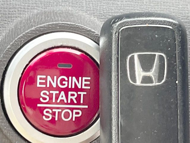 �yHonda�X�}�[�g�L�[�z�J�o����|�P�b�g�ɓ��ꂽ�܂܂ł��h�A�̎{���E�������\�ȃX�}�[�g�L�[�𑕔��B�G���W���̃I���E�I�t�����J�M�����o���K�v����������Ƃ��Ă��֗��ł���