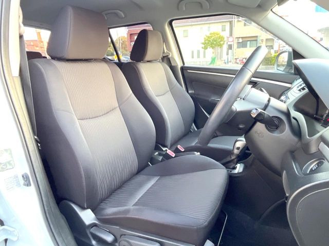 運転席シート廻りは使用感も少なく、良好な状態となっています。前オーナー様が丁寧に使っていたことがよくわかりますね。