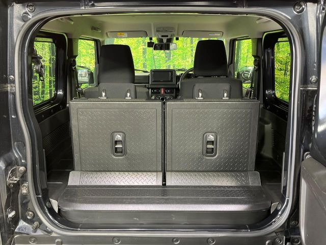 ���i�̂���������ʋ΁A���}���ɏ\���ȉ׎��X�y�[�X���m�ۂ��Ă���܂��B�Z�J���h�V�[�g��|���ƁA�傫�ȉו��̐ύڂ��\�ł���