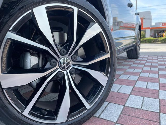 ●純正19インチアルミホイール:輸入車ならではの卓越した走りを支えるホイールと足回りです!日本車の走りに慣れている方にもぜひ体感して頂きたいほど、高いレベルでまとまっています!