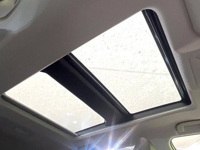 【サンルーフ】開放感たっぷりの希少装備、サンルーフが装着されています!車内に明かりを取り入れたり景色を楽しむ以外にも、車内の空気も簡単に換気できて快適です!