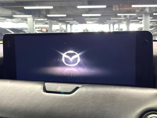 【10.25インチマツダコネクト】車内の雰囲気にマッチした大型ディスプレイ。スマホ接続でのナビ使用やBluetooth再生等、様々な機能が楽しめます。直感的なダイヤル操作が可能で、使い勝手も良好です。