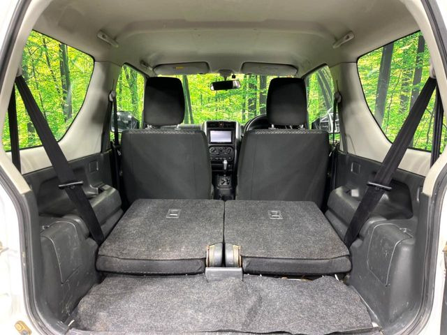 ���i�̂���������ʋ΁A���}���ɏ\���ȉ׎��X�y�[�X���m�ۂ��Ă���܂��B�Z�J���h�V�[�g��|���ƁA�傫�ȉו��̐ύڂ��\�ł���