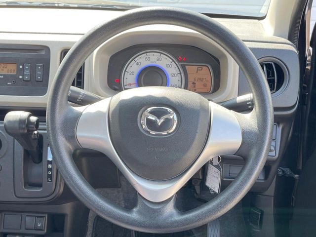 �C���e���A�ɍ��킹���f�U�C���̃X�e�A�����O�́A�^�]�������̂��Ƃ��l���A�^�]���₷���`��A�傫���ł��B�����x�A���ۂɐG���Ă��m���߂��������B