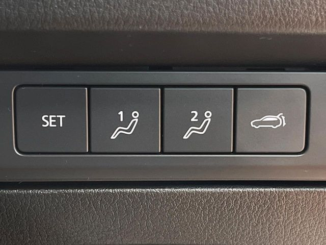 【メモリー機能付きパワーシート】ドライバーごとに設定したシート位置を記憶して、ボタン一つで切り替えできる便利な機能!運転する方が複数名いらっしゃるご家庭におすすめです♪