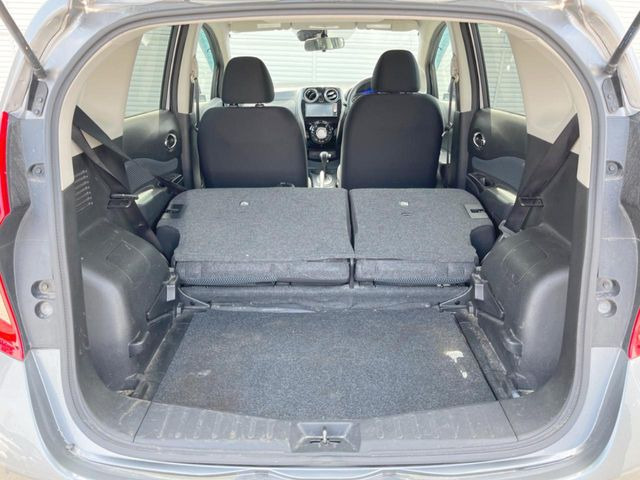 後席を格納すると、これだけの広さが!シーンに合わせたシートアレンジで、大きな荷物も積むことが出来ます♪