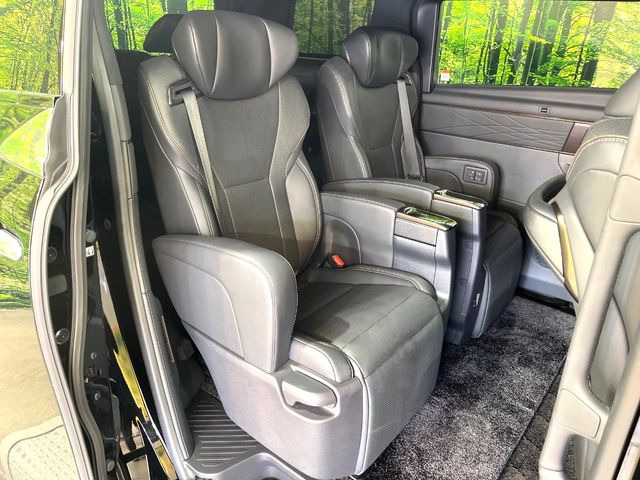 【オットマン付セカンドシート】足を延ばしてリラックスしたいときに便利なオットマン!ロングドライブや仮眠の際にもゆったり快適にお過ごしいただけます♪