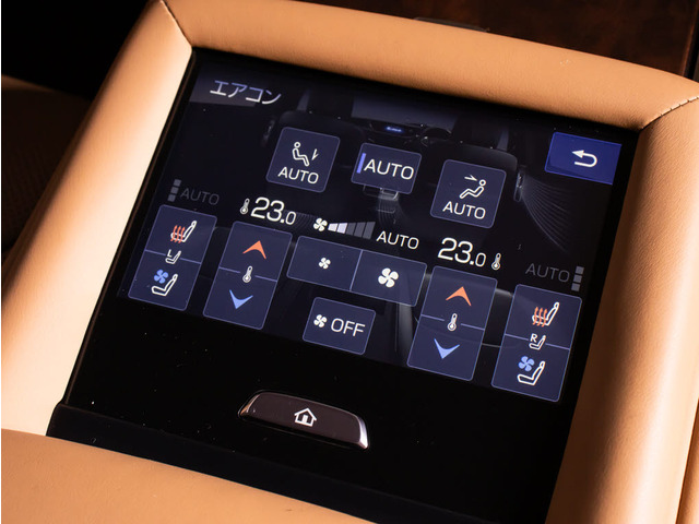 上級グレードならではの豪華後席コンソール!