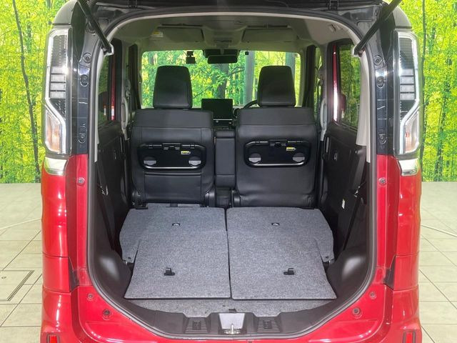 ���i�̂���������ʋ΁A���}���ɏ\���ȉ׎��X�y�[�X���m�ۂ��Ă���܂��B�Z�J���h�V�[�g��|���ƁA�傫�ȉו��̐ύڂ��\�ł���