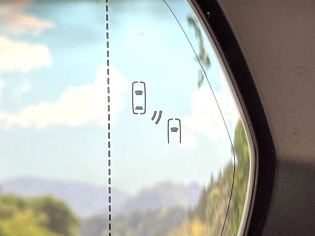 【ブラインドスポットモニター】走行中、ドアミラーの死角になりやすい箇所に後続車が接近するとサイドミラーのレンズに警告を表示!ドライバーに注意喚起をしてくれます。