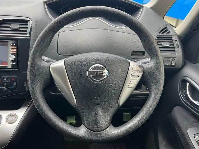 �C���e���A�ɍ��킹���f�U�C���̃X�e�A�����O�́A�^�]�������̂��Ƃ��l���A�^�]���₷���`��A�傫���ł��B�����x�A���ۂɐG���Ă��m���߂��������B