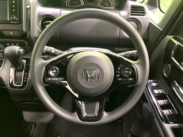 �C���e���A�ɍ��킹���f�U�C���̃X�e�A�����O�́A�^�]�������̂��Ƃ��l���A�^�]���₷���`��A�傫���ł��B�����x�A���ۂɐG���Ă��m���߂��������B