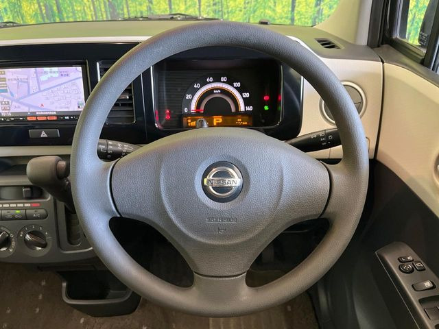 �C���e���A�ɍ��킹���f�U�C���̃X�e�A�����O�́A�^�]�������̂��Ƃ��l���A�^�]���₷���`��A�傫���ł��B�����x�A���ۂɐG���Ă��m���߂��������B