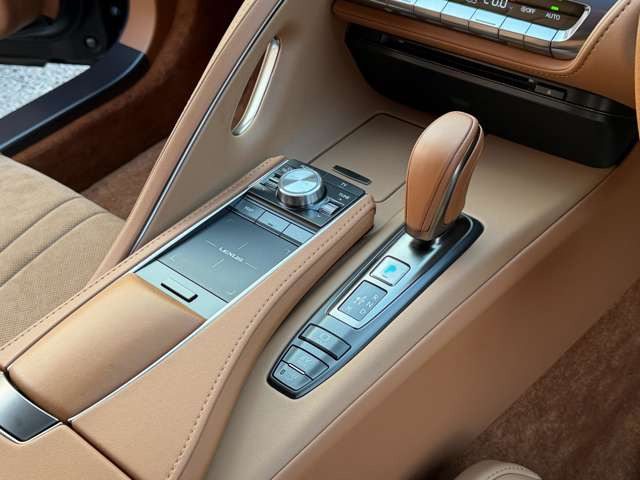 �����[�g�^�b�`(�^�b�`�p�b�h���E�i�r�̑����ԗ��̐ݒ���s���܂�)�E�u���[�L�z�[���h�@�\�B