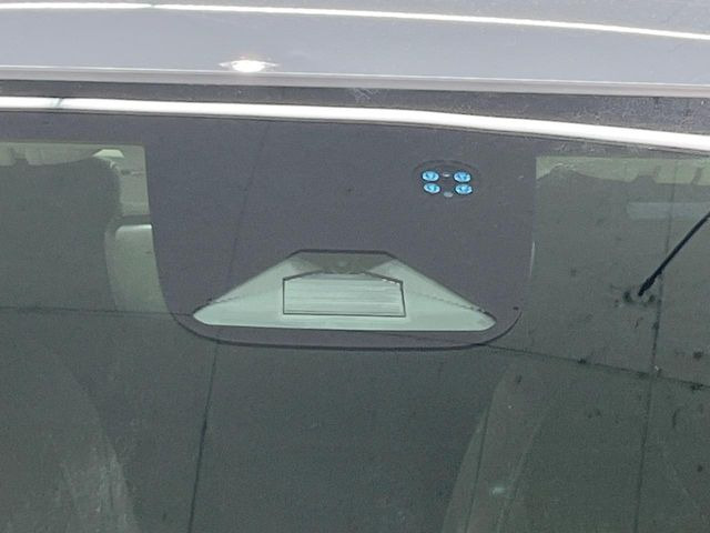 【ホンダセンシング】走行中に前方の車両等を認識し、衝突しそうな時は警報とブレーキで衝突回避と被害軽減をアシスト。より安全にドライブをお楽しみいただけます。