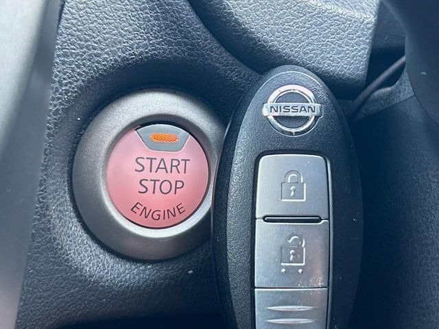 【インテリジェントキー】カバンやポケットに入れたままでもドアの施錠・解錠が可能なスマートキーを装備。エンジンのオン・オフ時もカギを取り出す必要が無いからとっても便利です♪