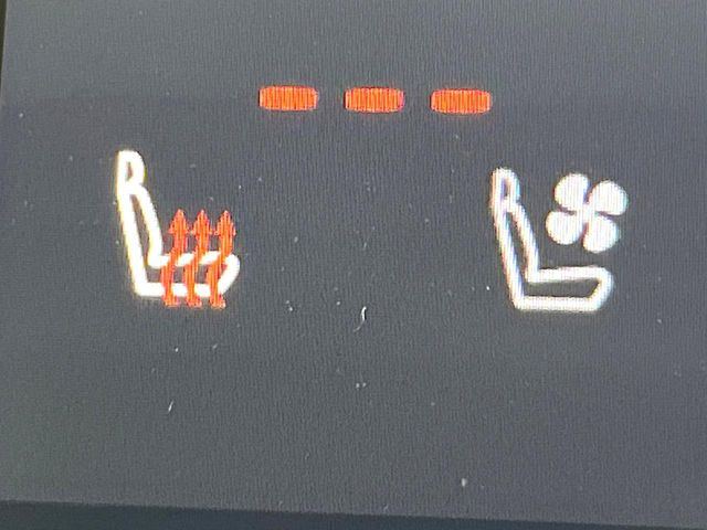 【シートベンチレーション】夏場は涼しい風でお尻や背中の熱やムレを防ぎ、冬はエアコンよりも早く温まってポカポカに!季節を問わず快適に過ごせます。