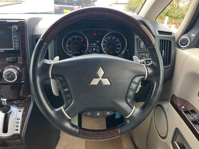 �C���e���A�ɍ��킹���f�U�C���̃X�e�A�����O�́A�^�]�������̂��Ƃ��l���A�^�]���₷���`��A�傫���ł��B�����x�A���ۂɐG���Ă��m���߂��������B