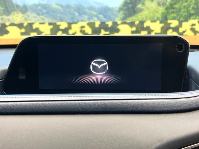 【8インチマツダコネクト】車内の雰囲気にマッチした大型のディスプレイ。スマホ接続でのナビ使用やBluetooth再生等、様々な機能が楽しめます。直感的なダイヤル操作が可能で、使い勝手も良好です。